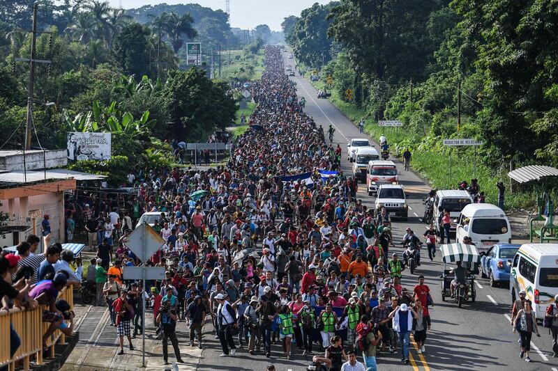 Honduran migrants take part in a caravan heading to the US on the road linking Ciudad Hidalgo and Tapachula, Chiapas state, Mexico on October 21, 2018. Thousands of Honduran migrants resumed their march toward the United States on Sunday from the southern Mexican city of Ciudad Hidalgo, AFP journalists at the scene said. / AFP / Pedro Pardo                    
