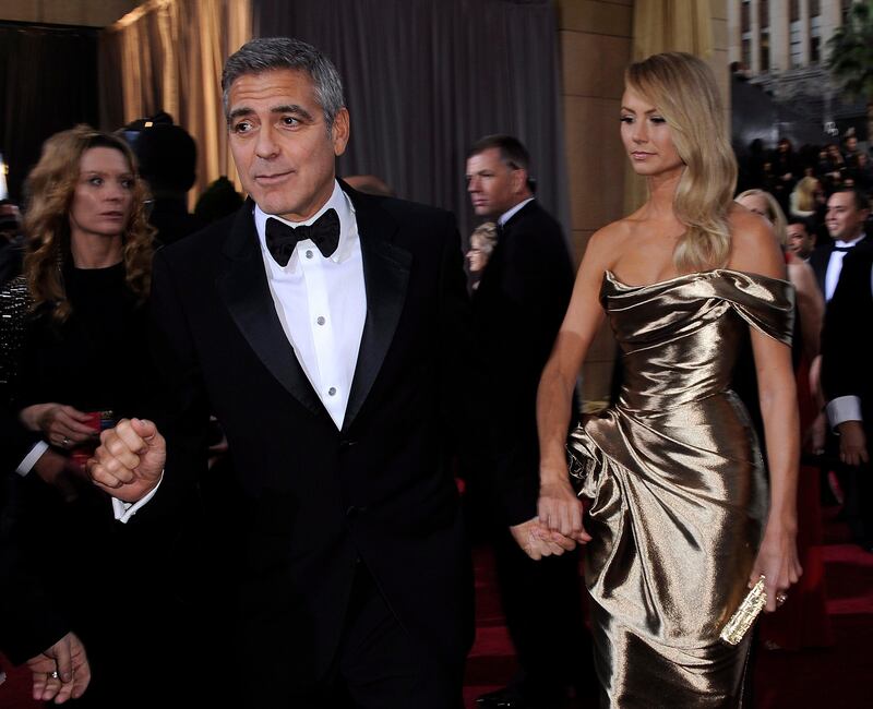 epa03123758 US actor George Clooney (L) and Stacey Kiebler (R) arrive for the 84th annual Academy Awards at the Hollywood and Highland Center in Hollywood, California, USA, 26 February 2012. The Oscars are presented for outstanding individual or collective efforts in up to 24 categories in filmmaking.  EPA/PAUL BUCK *** Local Caption ***  03123758.jpg