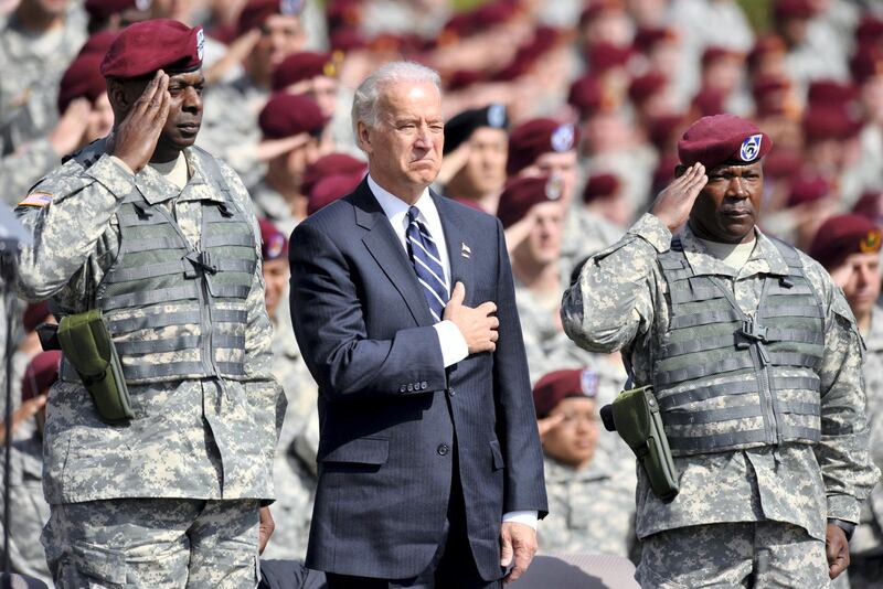 epa01691780 US Vice President Joe Biden (C) stands between Lieuteneant General Lloyd J. Austin III (L) and Command Sergeant Major Joseph Allen (R) during the US national anthem during a special ceremony at Fort Bragg outside Fayetteville, North Carolina 08 April 2009. The XVIII Airborne Corps just completed their second deployment to Iraq since 2006.  EPA/STAN GILLILAND  . *** Local Caption *** 01691780