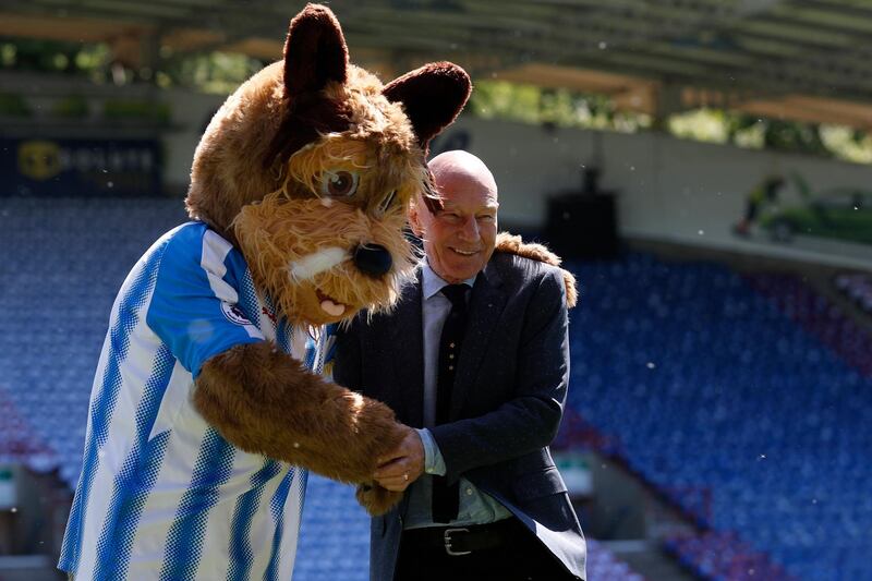 British actor Patrick Stewart poses for a photograph with Huddersfield mascot Terry the Terrier on the pitch ahead of the English Premier League football match between Huddersfield Town and Arsenal at the John Smith's stadium in Huddersfield, northern England on May 13, 2018. (Photo by Adrian DENNIS / AFP) / RESTRICTED TO EDITORIAL USE. No use with unauthorized audio, video, data, fixture lists, club/league logos or 'live' services. Online in-match use limited to 75 images, no video emulation. No use in betting, games or single club/league/player publications. / 
