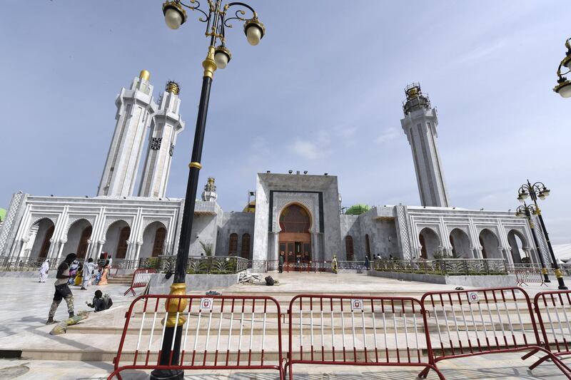 People wander on the esplanade of the Great Mosque of the Mourides in Dakar, on September 25, 2019 before the inauguration that will take place on September 27, 2019. Senegal's influential Mouride Brotherhood will inaugurate a 30,000-capacity mosque in the capital Dakar, touted as the largest in West Africa and rivalling its opulent peers in Arab nations.




 / AFP / Seyllou
