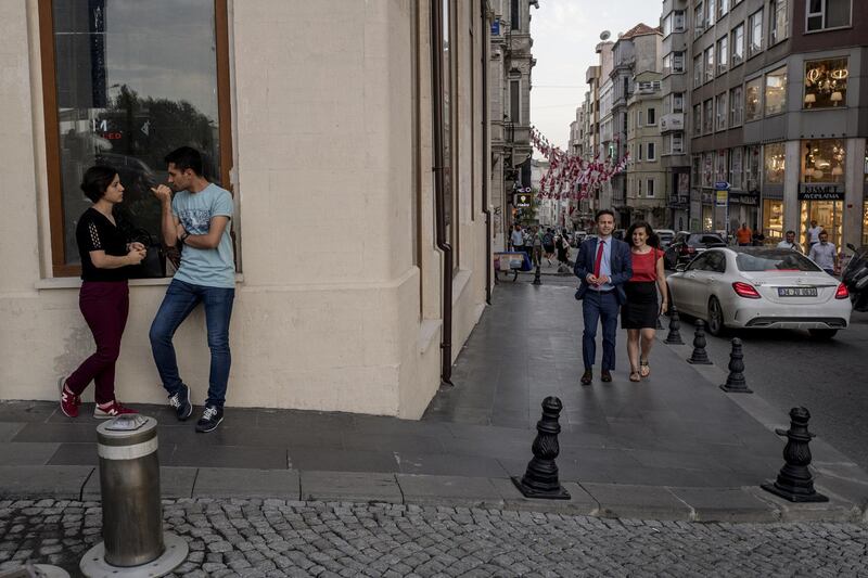 People talk on a street corner in Sishane, Istanbul, Turkey, on Friday, Aug. 17, 2018. Turkish President Recep Tayyip Erdogan argued citizens should buy gold, then he said sell. Add dramatic swings in the lira, and the country’s traders are now enthusiastically doing both. Photographer: Ismail Ferdous/Bloomberg