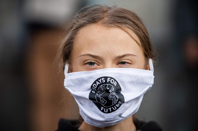 Swedish climate activist Greta Thunberg (C) takes part in a Fridays For Future protest in front of the Swedish Parliament (Riksdagen) in Stockholm on September 25, 2020. Fridays for Future school strike movement called for a global day of climate action on September 25, 2020. / AFP / JONATHAN NACKSTRAND
