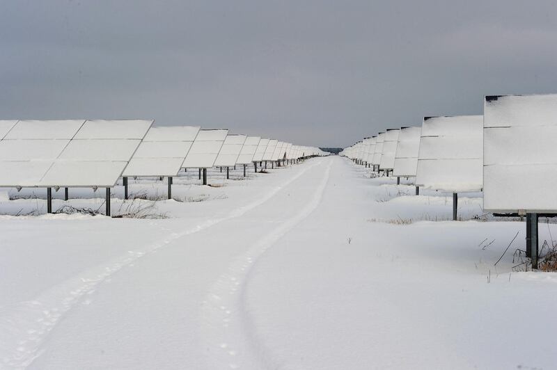 Snow covers solar panels at a solar park in Meuro, northeastern Germany, on February 21, 2013. In spite of the snow layer, the plant situated on an old lignite mine is producing energy.       AFP PHOTO / BERND SETTNIK    GERMANY OUT (Photo by BERND SETTNIK / DPA / AFP)