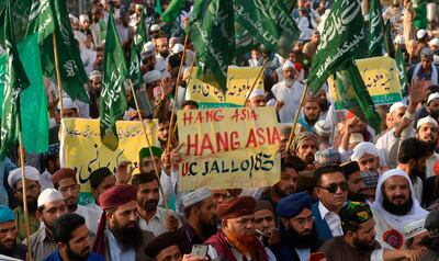 Supporters of Tehreek-e-Labaik Ya Rasool Allah, a hardline religious party, march during a protest in Lahore on October 19, 2018, demanding for hanging to a blasphemy convict Christian woman Asia Bibi, who is on death row. The family of Asia Bibi, a Christian mother who faces becoming the first person to be executed for blasphemy in Pakistan, said they hoped the Supreme Court would free her. But in any case they feared for their future living in Pakistan under the blasphemy laws, they told AFP. Bibi, who has been on death row since 2010, is at the centre of the high-profile case that has divided Pakistan and drawn prayers from the Vatican.
 / AFP / ARIF ALI
