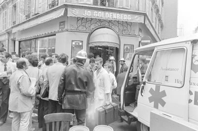Rescuers give first aid to wounded people on August 09, 1982 after the French-Jewish delicatessen restaurant Jo Goldenberg was attacked rue des Rosiers in Paris by gunmen that threw a grenade into the restaurant and shot at customers with sub-machine guns, killing six customers and injuring 22 others. (Photo by JACQUES DEMARTHON / AFP)