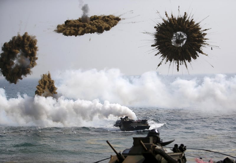 FILE PHOTO: Amphibious assault vehicles of the South Korean Marine Corps throw smoke bombs as they move to land on shore during a U.S.-South Korea joint landing operation drill in Pohang March 30, 2015.   REUTERS/Kim Hong-Ji/File photo