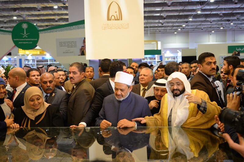 Egyptian Grand Imam of al-Azhar Sheikh Ahmed al-Tayeb (C) tours the 50th Cairo International Book Fair in the New Cairo suburb, following an opening ceremony on January 23, 2019 on the outskirts of the Egyptian capital. / AFP / MOHAMED EL-SHAHED                   
