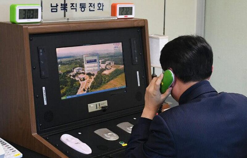 epa06414156 A South Korean official checks out a cross-border hotline with a North Korea at the liaison office in the Joint Security Area, a small strip of land at the truce village of Panmunjom, South Korea, 03 January 2018. North Korea said the same day that it will reopen the suspended inter-Korean communication line at the shared border village of Panmunjom at 3:00 p.m. (Pyongyang time).  EPA/YONHAP SOUTH KOREA OUT