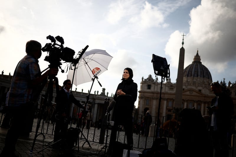 A member of the media reports in front of the St.  Peter Basilica at St.  Peter's Square the day after the announcement of the worsening condition of former Pope Benedict's health, at the Vatican, December 29, 2022.  REUTERS / Guglielmo Mangiapane