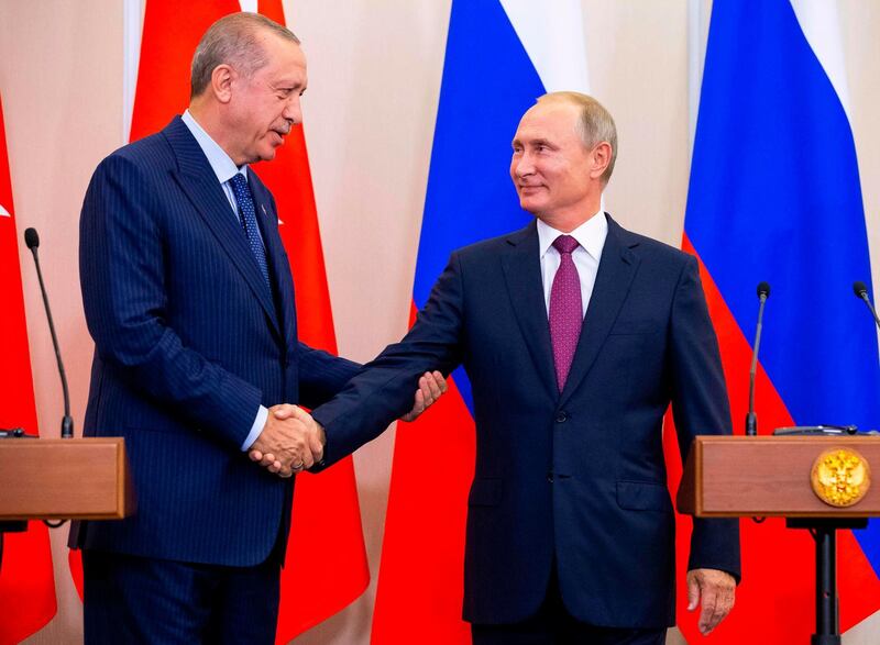 TOPSHOT - Russian President Vladimir Putin (R) shakes hands with Turkish President Recep Tayyip Erdogan after their joint press conference following the talks, in the Bocharov Ruchei residence in the Black Sea resort of Sochi in Sochi on September 17, 2018.  The leaders of the two countries that are on opposite sides of the conflict but key global allies will discuss the situation in Idlib at Putin's residence in the Black Sea resort city of Sochi. / AFP / SPUTNIK / Alexander Zemlianichenko
