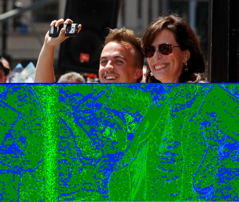 Actors Frankie Muniz (L) and Jane Kaczmarek from the comedy series "Malcolm in the Middle" wave during ceremonies unveiling actor Bryan Cranston's star on the Hollywood Walk of Fame in Hollywood July 16, 2013. Cranston starred in "Malcolm in the Middle" and currently stars in the AMC drama series "Breaking Bad." REUTERS/Fred Prouser 
(UNITED STATES - Tags: ENTERTAINMENT) *** Local Caption ***  LAB15_USA-_0716_11.JPG