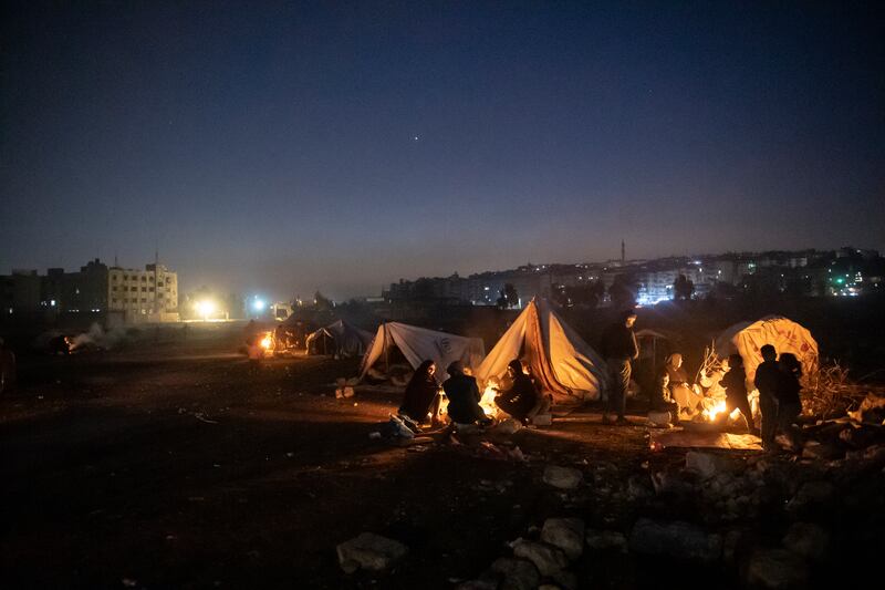 Displaced Syrians shelter as night falls
