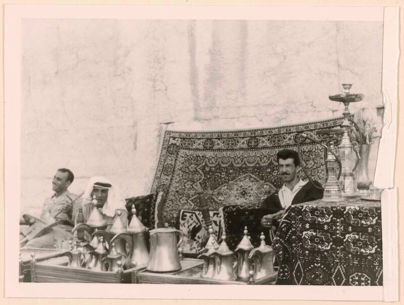 Sommerreise in den Nahen Osten (Summer Trip to the Near East). Merchants and a musician playing a guembri in Lebanon, 1966