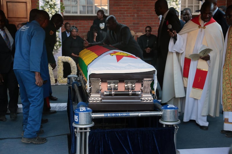 epa07877528 The coffin of the late former Zimbabwean president Robert Mugabe, in Zvimba, Zimbabwe, 28 September 2019. Mugabe passed away on 06 September aged 95 in Singapore, where he had been receiving treatment since April this year. Mugabe led the country post-independence from 1980 to 2017 when he was ousted.  EPA/AARON UFUMELI