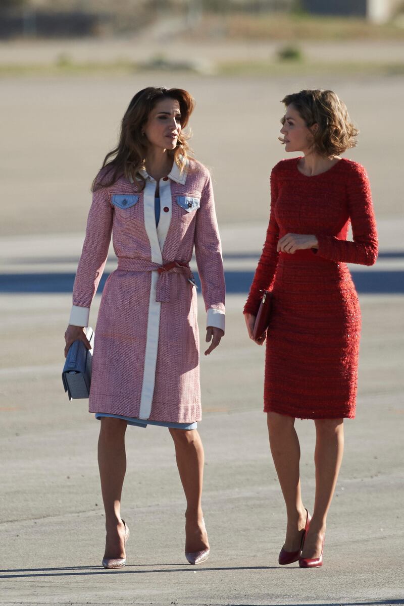 MADRID, SPAIN - NOVEMBER 19:  Queen Letizia of Spain (R) receives Queen Abdullah of Jordan (L) at the Barajas Airport on November 19, 2015 in Madrid, Spain.  (Photo by Carlos Alvarez/Getty Images)
