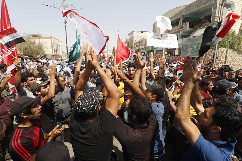 Iraqis shout slogans during ongoing protests in the southern city of Basra on August 5, 2018. 
Iraq has been gripped by protests over power outages, unemployment, state mismanagement and a lack of clean water. The demonstrations erupted in the neglected southern province of Basra, home to Iraq's only sea port, before spreading north including to Baghdad. / AFP PHOTO / Haidar MOHAMMED ALI