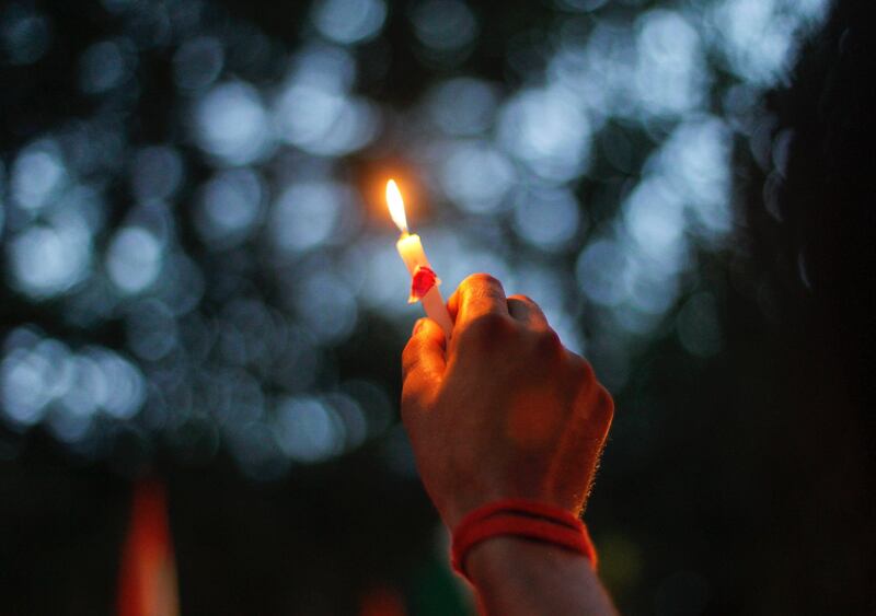 A man holds a candle during a rally against Wednesday's triple explosions in Mumbai July 16, 2011. India's Prime Minister Manmohan Singh vowed on Thursday to bring to justice those behind triple bomb attacks on Mumbai, and police questioned members of home-grown Islamist militant group Indian Mujahideen. REUTERS/Danish Siddiqui (INDIA) *** Local Caption ***  DEL03_INDIA-BLASTS-_0716_11.JPG