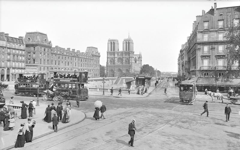 FRANCE - CIRCA 1890:  Paris (Vth district). The Saint-Michel bridge and the Notre-Dame church. About 1900.  (Photo by ND/Roger Viollet/Getty Images)