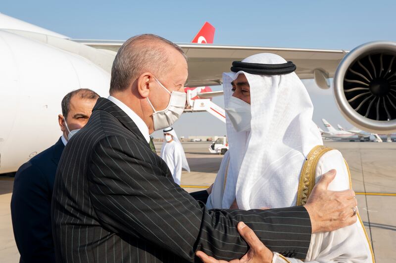 Sheikh Mohamed greets President Erdogan at the Presidential Airport in Abu Dhabi.