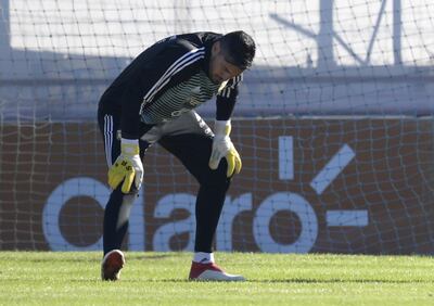 Argentina's goalkeeper Sergio Romero stretches during a training session in Ezeiza, Buenos Aires, on May 22, 2018. Sergio Romero injured his right knee during a training session on Tuesday and will miss the FIFA 2018 World Cup starting next month in Russia. / AFP / Juan MABROMATA
