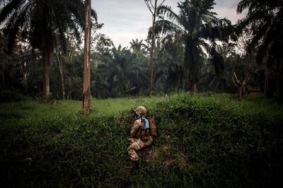 TOPSHOT - A South African soldier from the United Nations Stabilisation Mission in the Democratic Republic of the Congo (MONUSCO) is seen during a patrol to hold off attacks by the Allied Democratic Front (ADF) rebels on October 06, 2018 in Oicha.  The town of Oicha is the site of constant attacks by the ADF rebel group. MONUSCO soldiers are sent to help the Armed Forces of the Democratic republic of the Congo(FARDC) in the fight against ADF. / AFP / JOHN WESSELS
