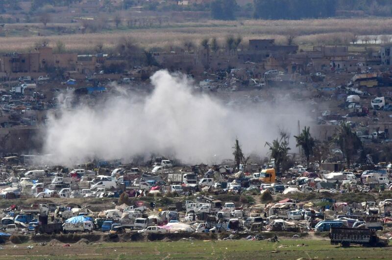 This picture taken on March 17, 2019 shows a view overlooking the camp of Baghouz where remaining Islamic State (IS) group fighters and their families are holding out in the last position controlled by IS as Syrian Democratic Forces' (SDF) fighters await to advance on them, in the countryside of the eastern Syrian province of Deir Ezzor.  / AFP / GIUSEPPE CACACE
