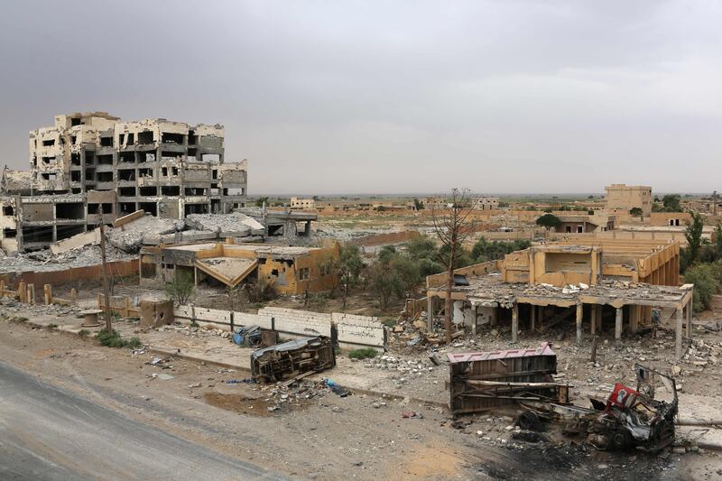 A picture shows the damage on the outskirts of Deir Ezzor on September 24, 2017, as Syrian government forces continue to press forward with Russian air cover in the offensive against Islamic State group jihadists across the province. / AFP PHOTO / STRINGER