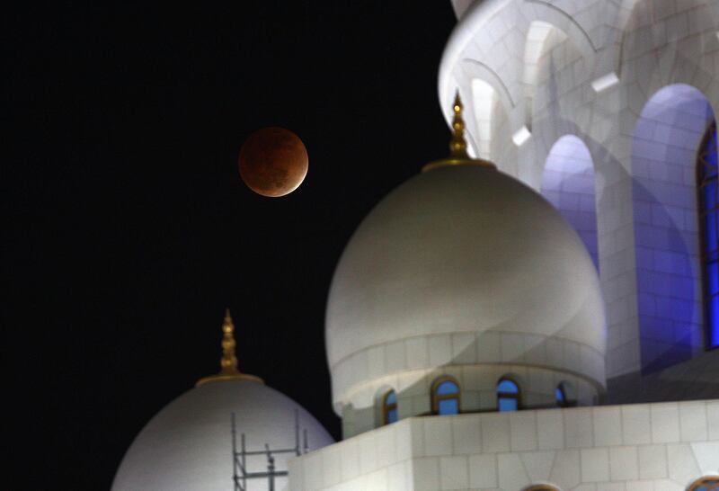 Abu Dhabi, United Arab Emirates-December  10, 2011: View of  Lunar Eclipse  from Sheikh Zayed Mosque in Abu Dhabi .   (  Satish Kumar / The National )
