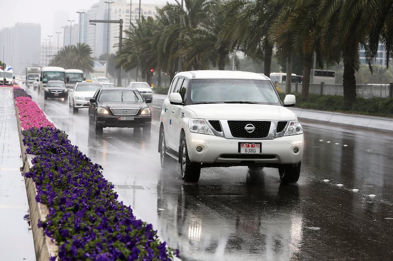 ABU DHABI , UNITED ARAB EMIRATES – Jan 3 , 2016 : Traffic during the rain in Abu Dhabi. ( Pawan Singh / The National ) For News. *** Local Caption ***  PS0301- WEATHER02.jpg