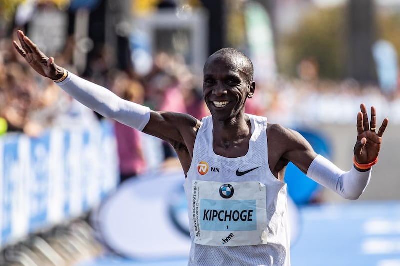 epaselect epa07024284 Winner Kenyan long distance runner Eliud Kipchoge finishes the race in the Berlin Marathon, in Berlin, Germany, 16 September 2018. Over 44,000 athletes have taken the start on the 45th edition of the Berlin Marathon in the German capital.  EPA/HAYOUNG JEON