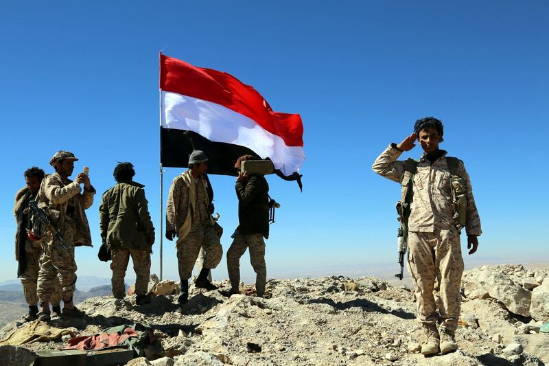 epa06404759 Yemeni fighters, loyal to the Saudi-backed Yemeni government, hold position during an offensive against Houthi rebels positions in the Nihem region, east of Sana'a, Yemen, 24 December 2017. According to reports, the Saudi-backed Yemeni forces and tribal fighters have taken strategic regions from Houthi rebels near one of the main entrances to the Yemeni capital Sana'a after more than two and a half years of the conflict in several parts of the war-torn Yemen.  EPA/SOLIMAN ALNOWAB