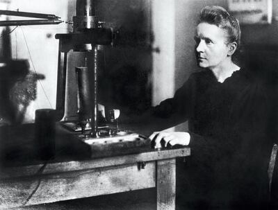 Photo datant de 1925 du Professeur Marie Curie en train de travailler dans le laboratoire de l'université à Paris. Marie Curie et son mari, le physicien Pierre Curie, ont annoncé il y a 100 ans, le 18 juillet 1898, le découverte du Polonium, avant de recevoir le Prix Nobel de physique en 1903.

Picture dated 1925 shows Professor Marie Curie working in the laboratory of Paris university. Marie Curie and her husband, the French physicist Pierre Curie were the discoverers of radium and won the Nobel prize for physics in 1903. Pierre Curie was born in Paris 15 May 1859 and his most important contributions to physics was the discovery that the magnetic properties of substances change at certain temperature, known as the "Curie point." (Photo by - / AFP)