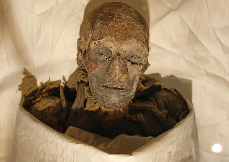 (FILES) In this file photo taken on June 27, 2007, the mummified remains of Queen Hatshepsut, ancient Egypt's most famous female pharaoh, lie in a glass case after being unveiled at the Cairo Museum. - The mummies of 18 ancient Egyptian kings and four queens will be paraded through the streets of Cairo on April 3 evening, in a carnival procession dubbed the Pharaohs' Golden Parade, as they are moved from a long residency at the Egyptian Museum to be put on display at southern Cairo's National Museum of Egyptian Civilisation. (Photo by Cris BOURONCLE / AFP)