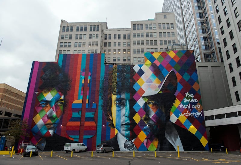 A mural of songwriter Bob Dylan by Brazilian artist Eduardo Kobra is on display in downtown Minneapolis, Minnesota on October 15, 2016. On October 13, 2016, Dylan was awarded the Nobel Prize in Literature. - Dylan is the second Nobel laureate in literature from Minnesota after Sinclair Lewis, whose biting satire of Midwestern life and the race to materialism won him the prize in 1930, a first by an American. Dylan's Nobel comes months after Minnesota's other musical luminary -- Prince, who proudly associated himself with the Minneapolis area -- died of an accidental painkiller overdose. (Photo by STEPHEN MATUREN / AFP) / TO GO WITH AFP STORY by Shaun TANDON, "For Dylan, aura of mystery extends to hometown"
RESTRICTED TO EDITORIAL USE - MANDATORY MENTION OF THE ARTIST UPON PUBLICATION - TO ILLUSTRATE THE EVENT AS SPECIFIED IN THE CAPTION