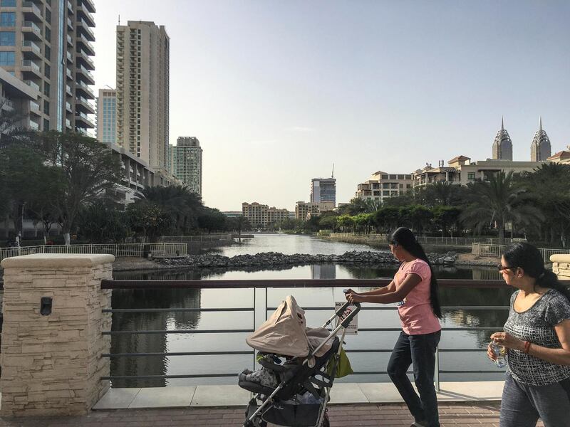 DUBAI, UNITED ARAB EMIRATES. 16 APRIL 2018. Enjoying the last mild spring weather before the heat of the UAE summer hits in full swing. People walk around the lakes in The Greens. (Photo: Antonie Robertson/The National) Journalist: None. Section: STANDALONE.