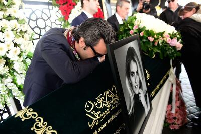 Sinan Urfali (L) husband of Burcu Gundogar Urfali mourns next to his wife's coffin on March 15, 2018 during her funeral cerenomy in Istanbul.
Grieving families bade farewell to the young women killed in a plane crash over Iran while returning from a pre-wedding celebration for a Turkish businessman's daughter, in a tragedy that shocked the country. / AFP PHOTO / YASIN AKGUL