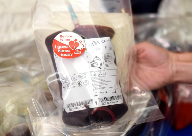 epa04890082 A nurse holds a bag of blood (unit) at a blood donor centre in Brewers Hall in London, Britain 20 August 2015.  EPA/FACUNDO ARRIZABALAGA