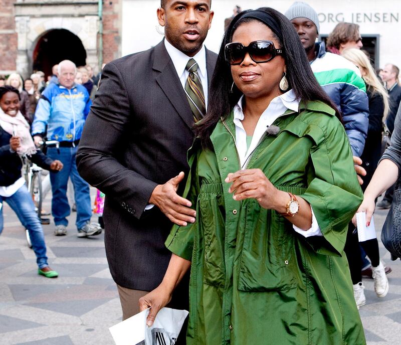 epa01880719 US talkshow host Oprah Winfrey (C) waves to people at the Main Street in Copenhagen, Denmark, 30 September 2009. Winfrey came to the country in support of the Chigaco delegation in the vote for the Summer Olympic Games 2016. The International Olympic Committee (IOC) will vote on the host city of the 2016 Games on 02 October in Copenhagen with Chicago, Madrid, Tokyo and Rio de Janeiro hoping to stage the 30th Olympic Summer Games.  EPA/BAX LINDHARDT / BERLINSKE MEDIA DENMARK OUT