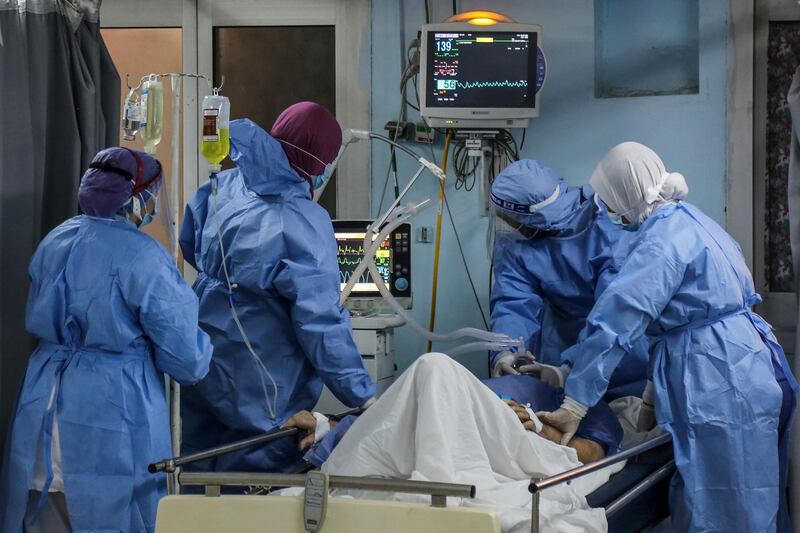 FILED - 26 April 2021, Egypt, Cairo: Doctor Saleh Alhosseiny (2nd R) and nurses, adjust an oxygen mask to a Covid-19 patient inside the Intensive Care Unit of Heliopolis hospital, which is currently serving as an isolation hospital for Coronavirus (COVID-19) patients. Photo: Fadel Dawood/dpa (Photo by Fadel Dawood/picture alliance via Getty Images)