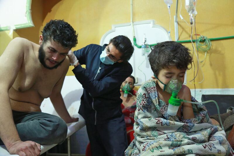 Syrian children and adults receive treatment for a suspected chemical attack at a makeshift clinic on the rebel-held village of al-Shifuniyah in the Eastern Ghouta region on the outskirts of the capital Damascus late on February 25, 2018.  
A child died and at least 13 other people suffered breathing difficulties after a suspected chemical attack on the besieged Syrian rebel enclave, a medic and a monitor said. The Britain-based Syrian Observatory for Human Rights said 14 civilians had suffered breathing difficulties after a regime warplane struck the village. 
 / AFP PHOTO / HAMZA AL-AJWEH