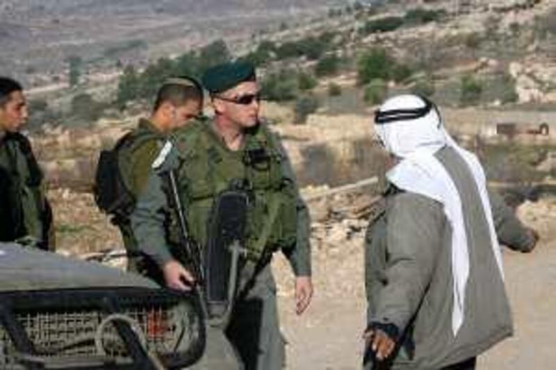 epa01985701 Israeli border policemen disperse Palestinian and left-wing Israeli activists on 11 January 2010. during a protest on agricultural land in the southern West Bank village of Safaa, near Hebron,  EPA/ABED AL HASHLAMOUN *** Local Caption ***  01985701.jpg *** Local Caption ***  01985701.jpg