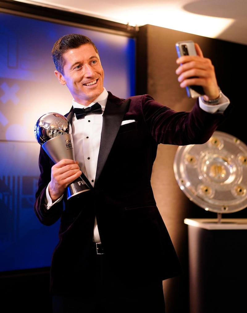MUNICH, GERMANY - DECEMBER 17: Robert Lewandowski of FC Bayern Muenchen poses after being awarded as FIFA Men's Player 2020 during the FIFA The BEST Awards ceremony on December 17, 2020 in Munich, Germany. (Photo by Pool/Marco Donato-FC Bayern/Pool via Getty Images)