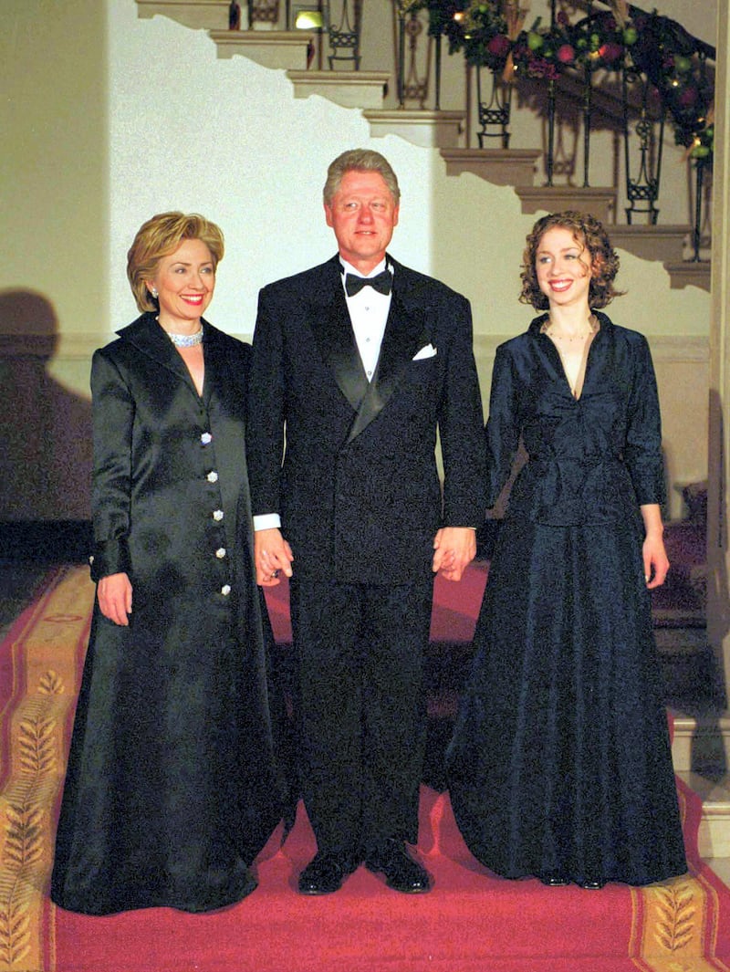 N362322 01:President Bill Clinton with wife Hillary Clinton and daughter Chelsea Clinton (R) arrive at the Grand Staircase for a receiving line before the White House Millennium Dinner in Washinton, D.C. on December 31, 1999. (pool photo / Liaison Agency)