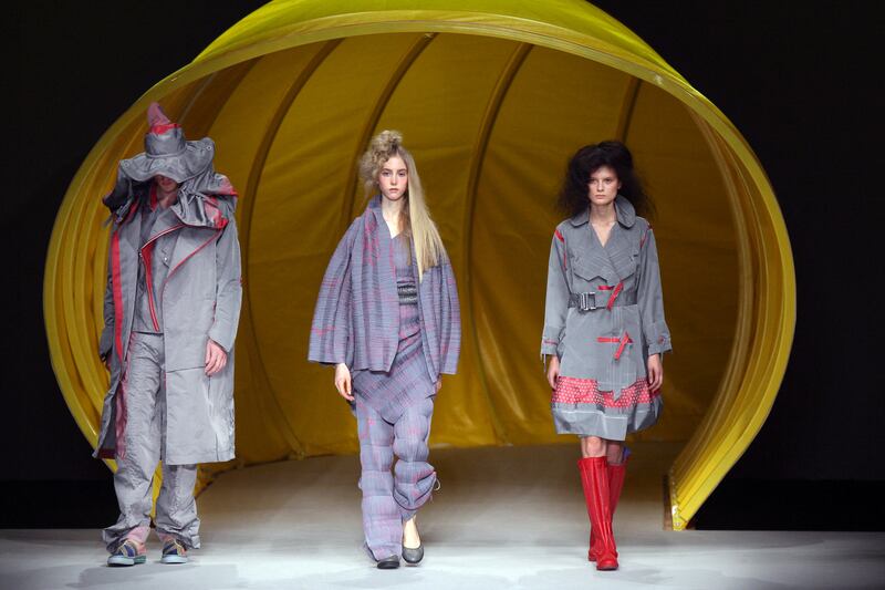 Models present the spring/summer 2008 ready-to-wear collection by Dai Fujiwara for Issey Miyake during show in Paris on October 2, 2007. AFP