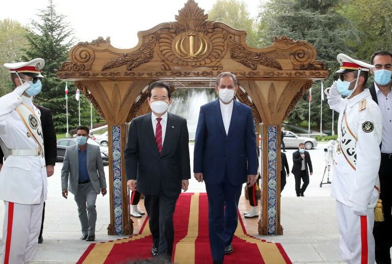 Iranian Senior Vice- President, Eshaq Jahangiri and South Korea's Prime Minister Chung Sye-kyun during a welcoming ceremony in Tehran, Iran. EPA