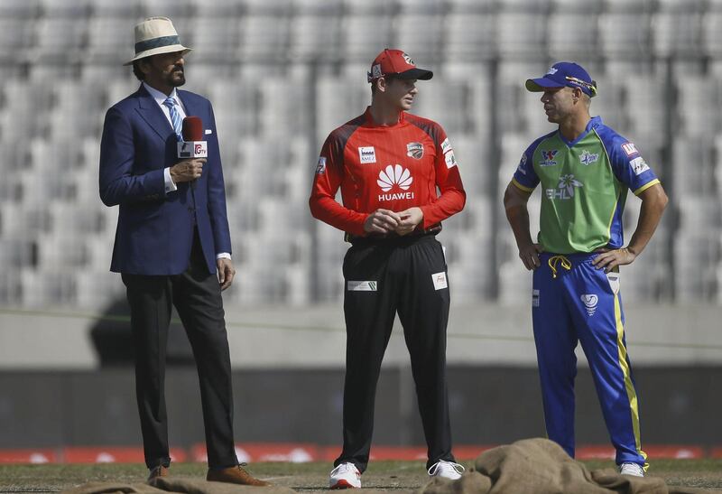 Comilla Victorians captain Steven Smith (C) and Sylhet Sixers captain David Warner (R) stands during a match between Comilla Victorians and Sylhet Sixers at the Sher-e-Bangla National Cricket Stadium in Dhaka on January 6, 2019. Banned Australian cricketers David Warner and Steve Smith made a low-scoring debut in the Bangladesh Premier League on January 6, amassing just 30 runs between them as newly-minted skippers in the Twenty20 league.
 / AFP / STR
