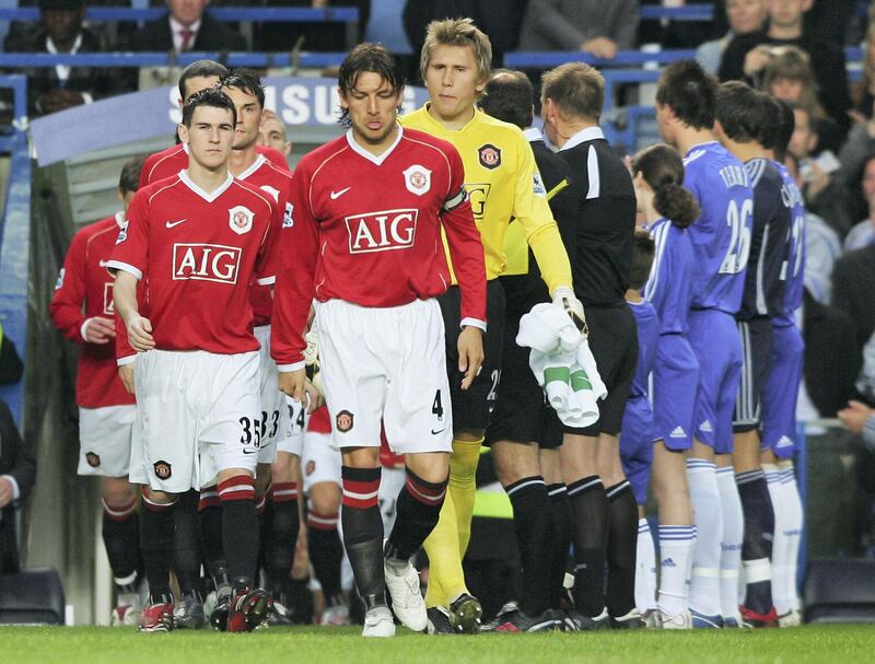 LONDON - MAY 09:  Gabriel Heinze of Manchester United leads out his team as they receive a 'guard of honour' from Chelsea players prior to the Barclays Premiership match between Chelsea and Manchester United at Stamford Bridge on May 9, 2007 in London, England.  (Photo by Mike Hewitt/Getty Images)