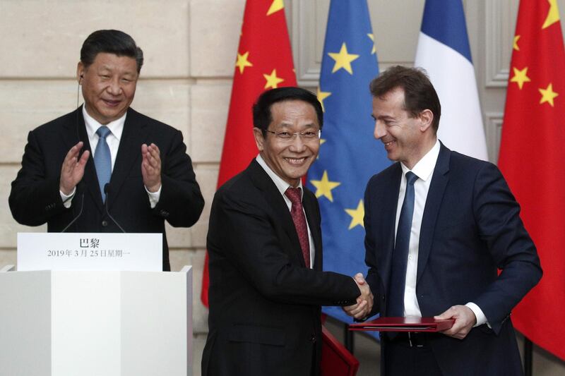 Chinese President Xi Jinping (L) applauds as President of Airbus's commercial aircraft business Guillaume Faury (R) and Chairman of China Aviation Supplies Co. (CASC) Jia Baojun shake hands during an agreement signing ceremony at the Elysee Palace in Paris, on March 25, 2019, as part of a state visit. The Chinese president is on a  three-day state visit to France where he is expected to sign a series of bilateral and economic deals on energy, the food industry, transport and other sectors. / AFP / POOL / Yoan VALAT
