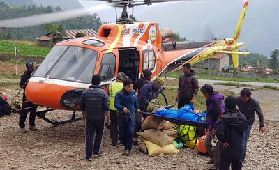 Nepali men carry the body of Japanese climber Nobukazu Kuriki onto a helicopter after it was recovered from Mount Everest, at a helipad in Lukla to be airlifted to Kathmandu on May 21, 2018. A Japanese climber, who lost nine fingers to frostbite on Everest six years ago, died trying to reach the mountain's summit May 21, 2018, officials said, the third climber to perish on the world's highest peak this month.
 / AFP / Prakash MATHEMA
